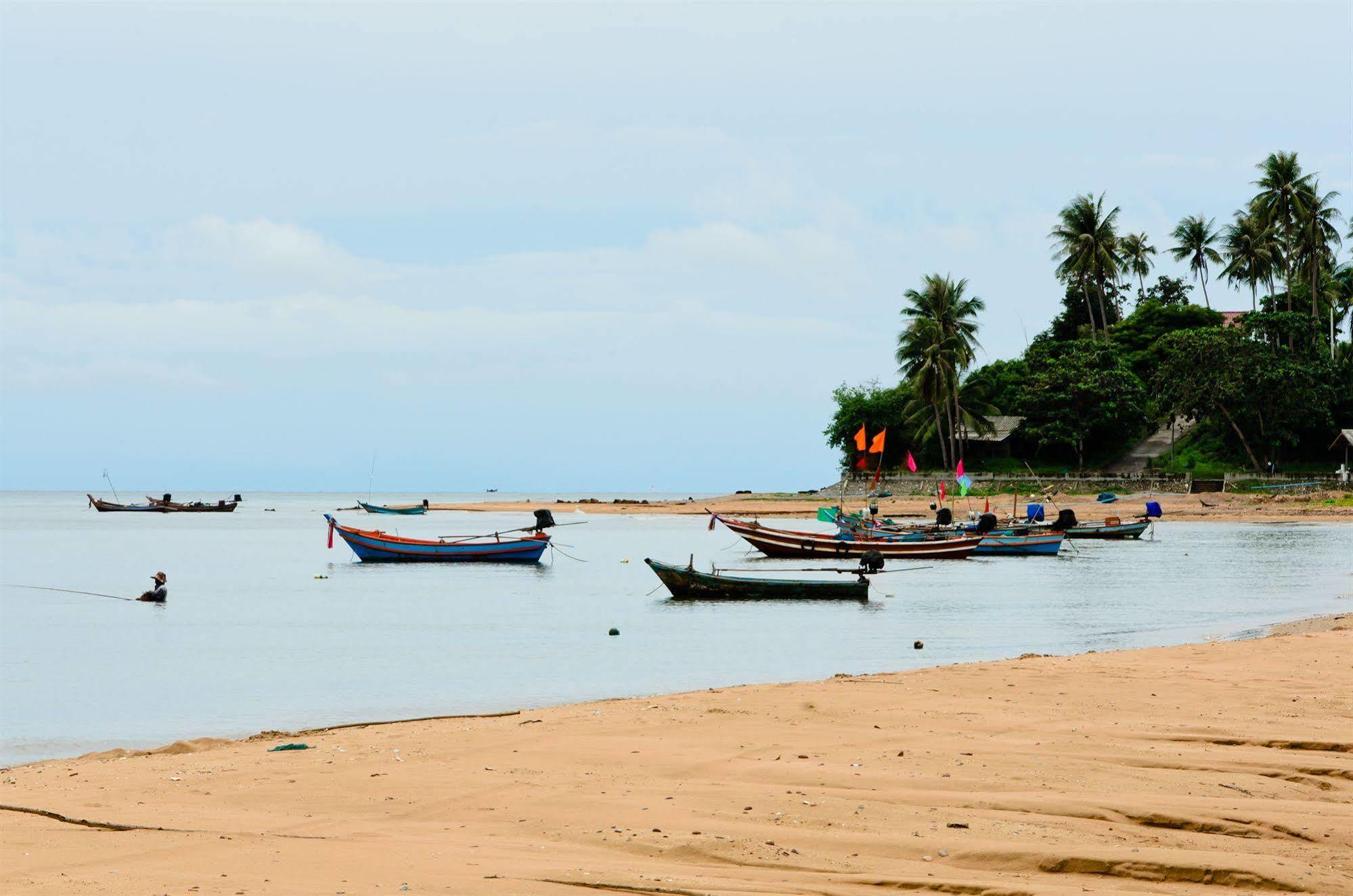 Sananwan Beach B&B Bang Saphan Noi Exterior photo