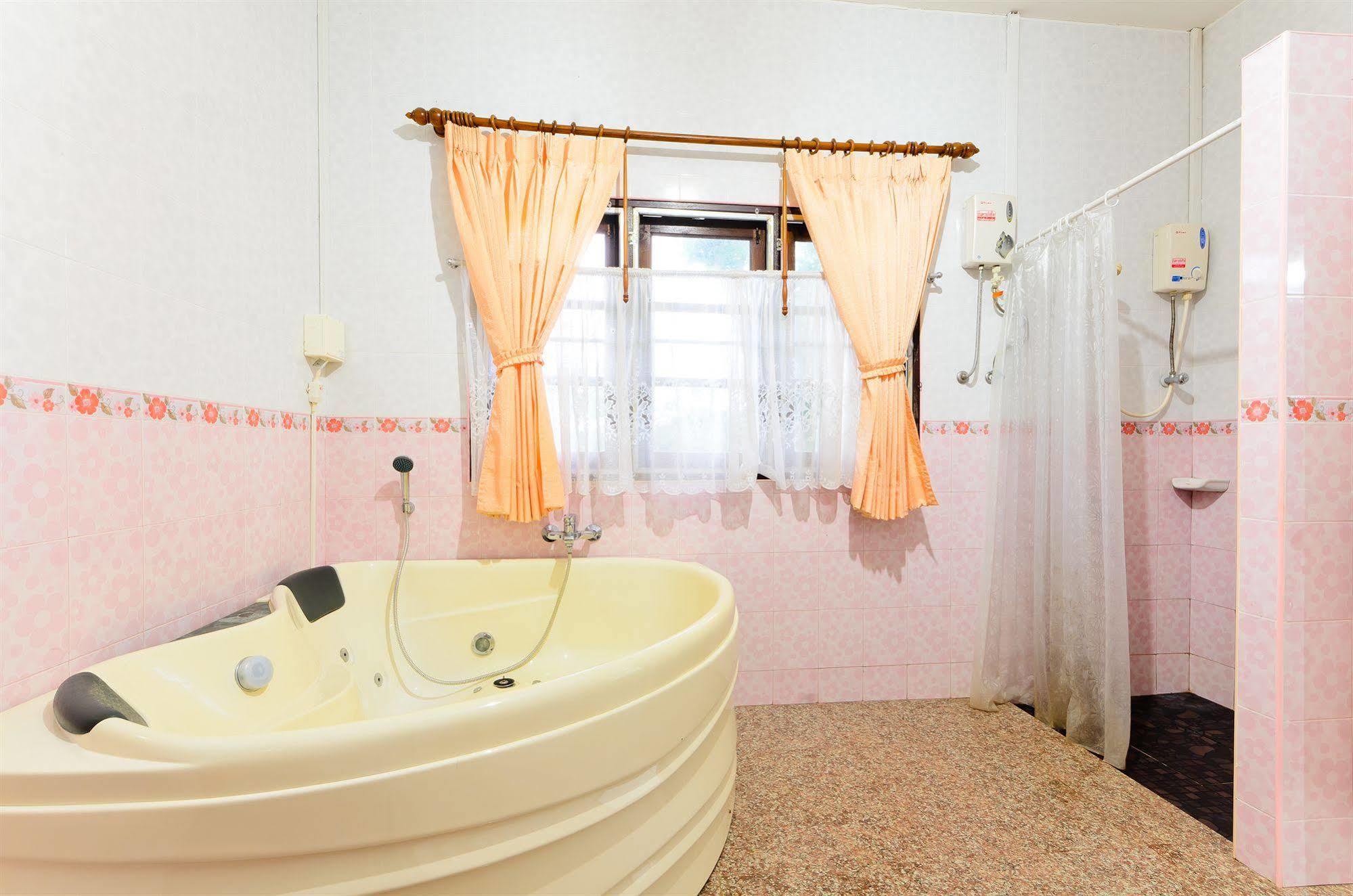 Sananwan Beach B&B Bang Saphan Noi Exterior photo